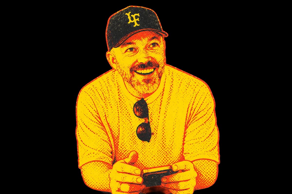 Person mit Cap und Controller